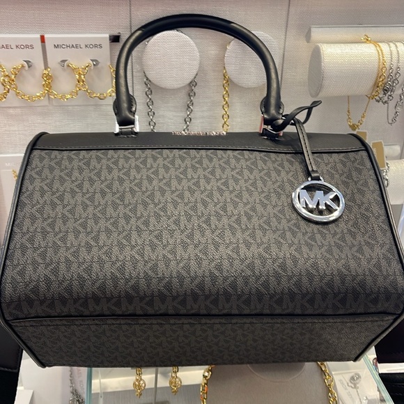 Michael Kors med Duffle Travel - Leather/Coated
35S2STFU2B
BLACK - Picture 7 of 16